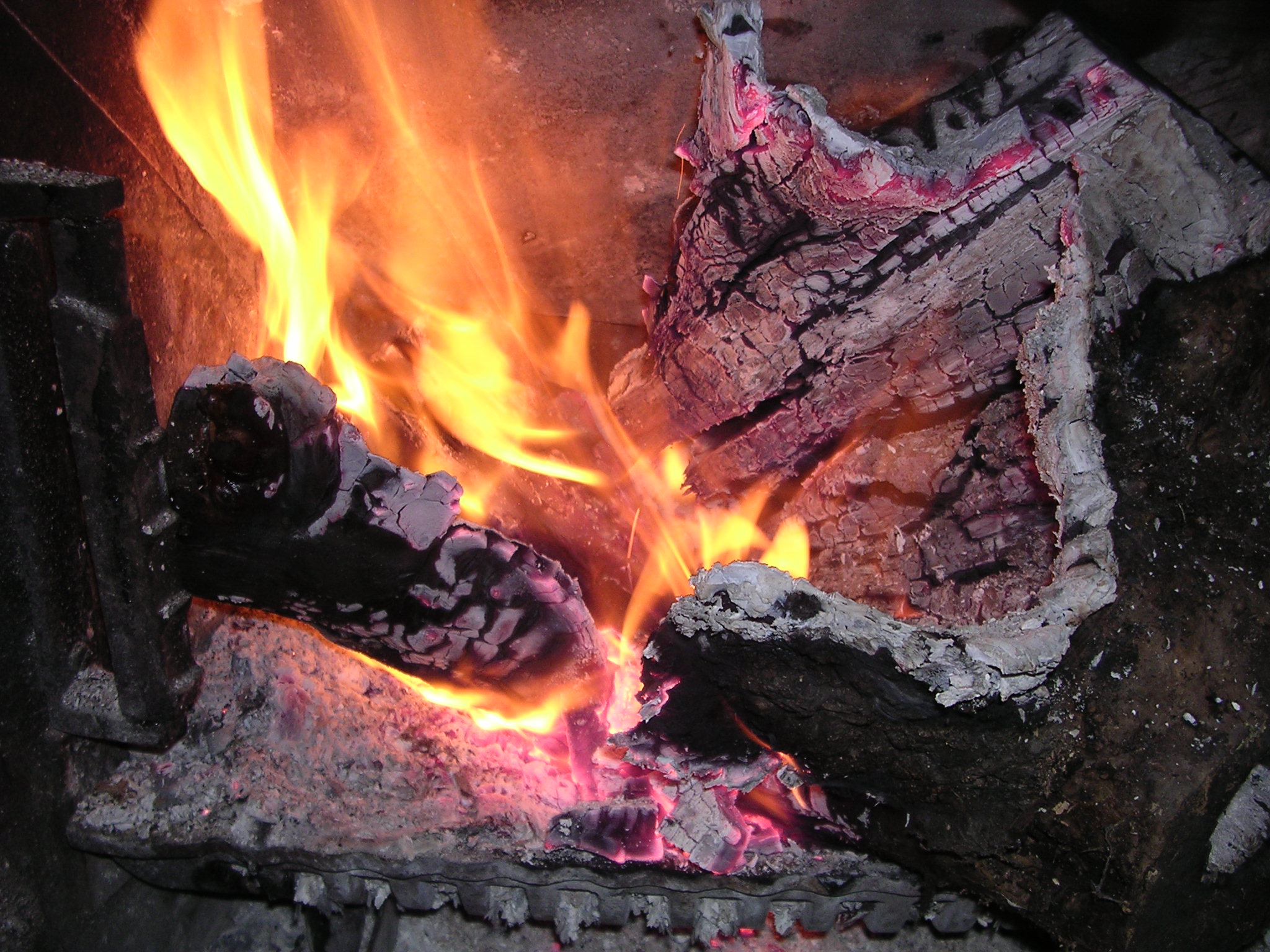 Ηφαιστος Localisations de sa forge, dans toutes les régions volcaniques de Méditerranée colonisées par les Grecs. Principaux centres de son culte, la région lycienne d|Olympos, Lemnos, Athènes et les îles Lipari. 40.